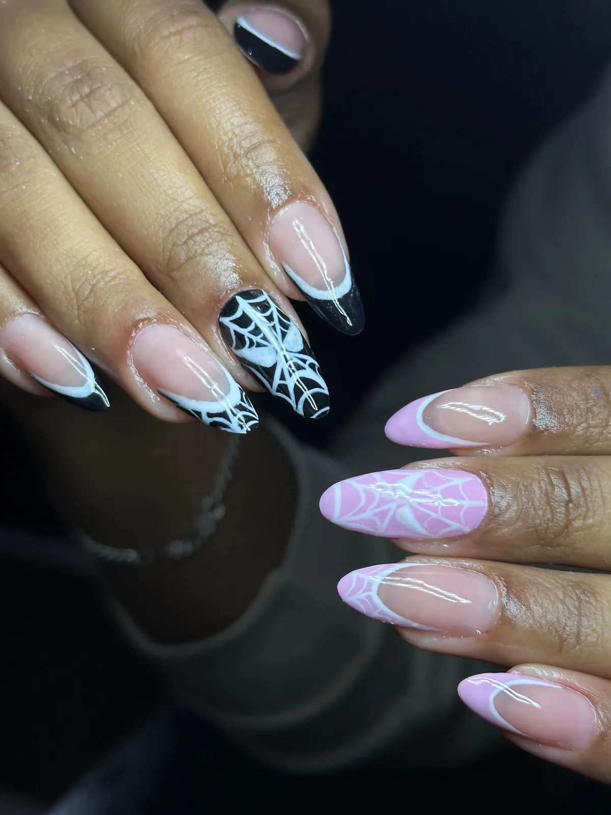 Banho de gel com nail art em preto, branco e rosa