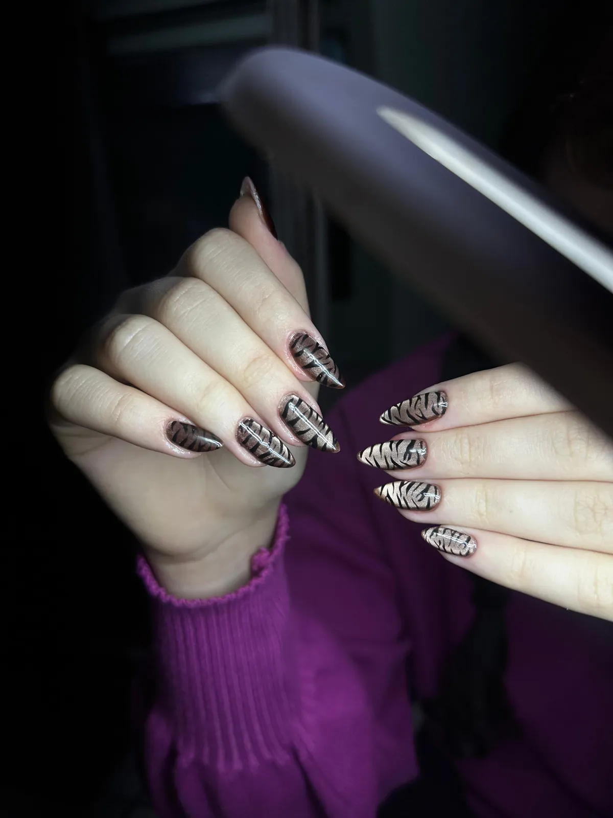 Banho de gel com nail art em estampa animal