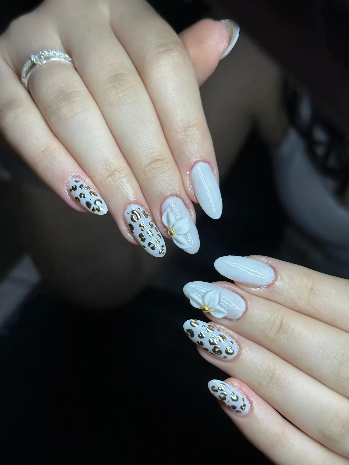 Banho de gel com nail art clara e flores